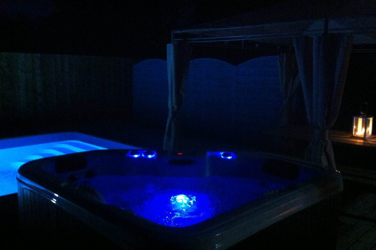 piscine et jacuzzi de nuit