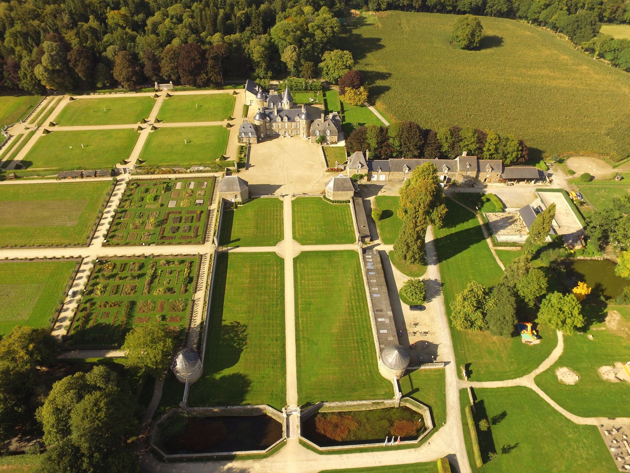 Château de la Bourbansais et son parc animalier à 10 min en voiture de la location
