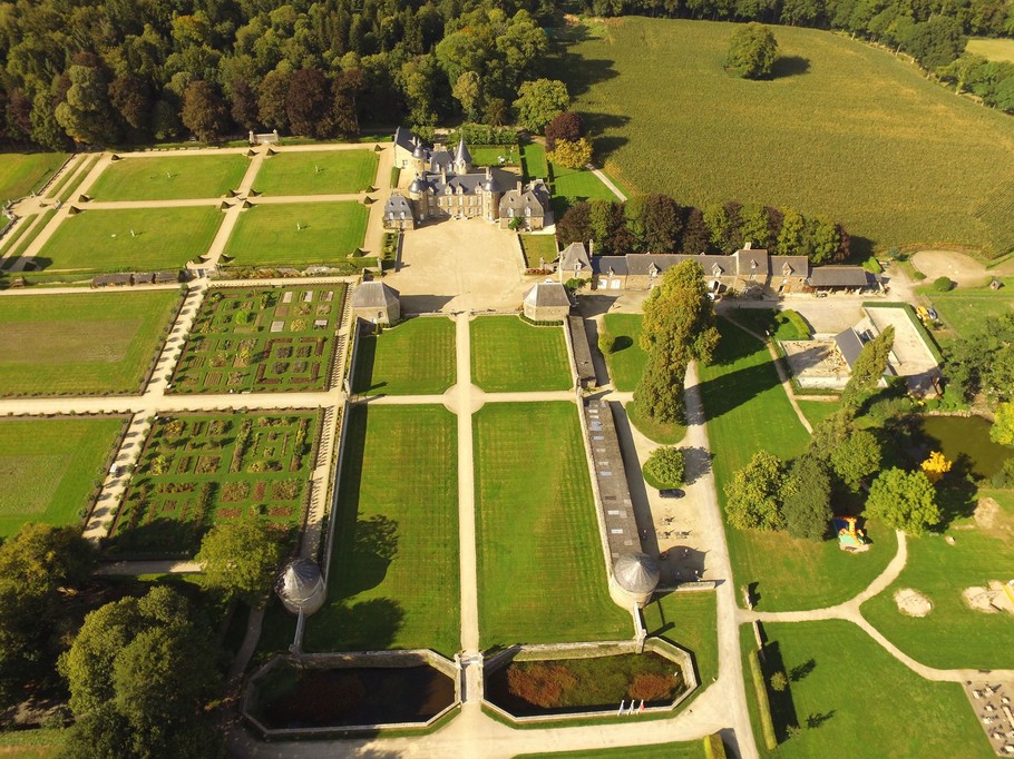 Château de la Bourbansais et son parc animalier à 10 min en voiture de la location