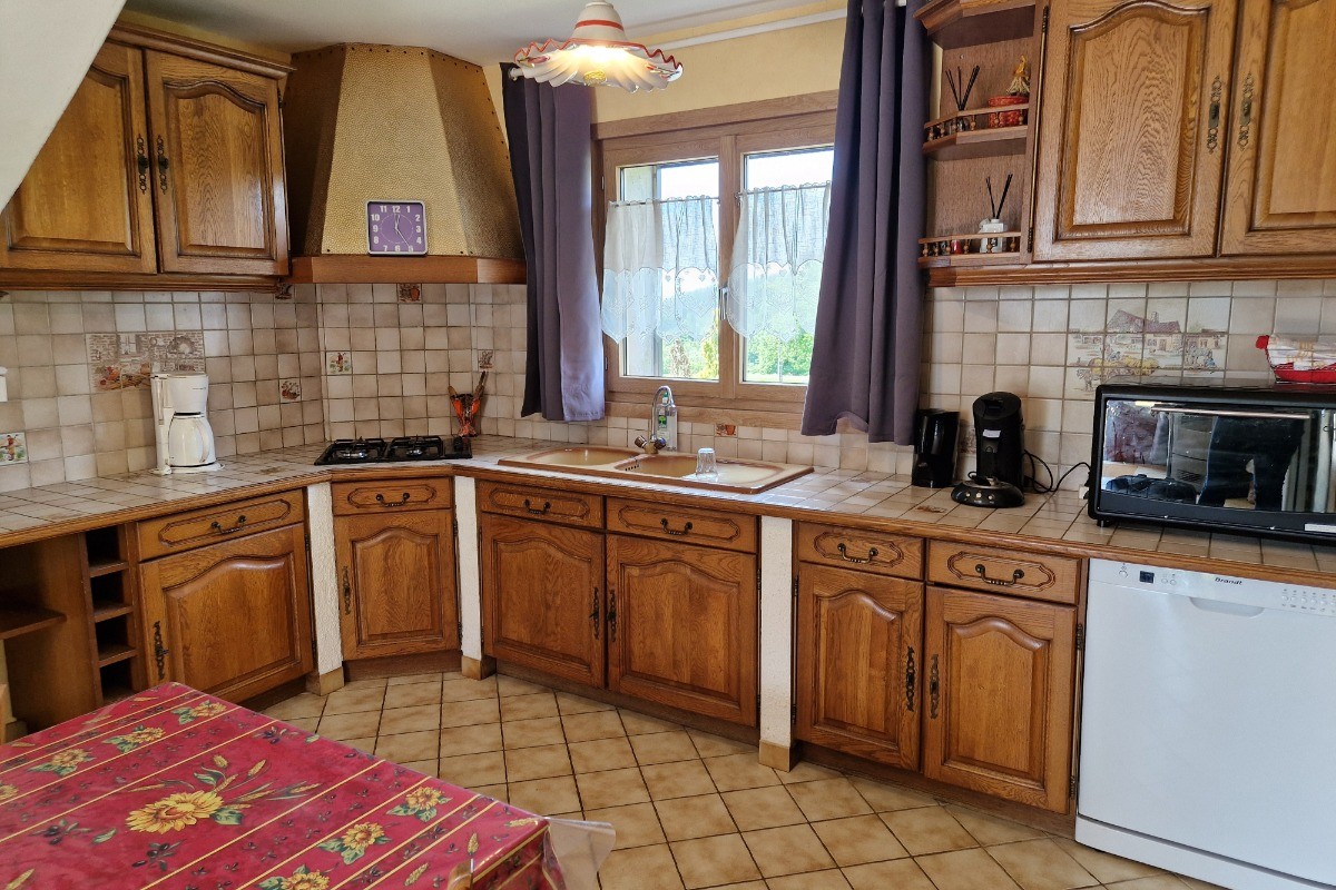 Cuisine toute équipée avec table et 6 chaises - Gîte des 4 vents à Girmont - Val d'Ajol dans les Vosges