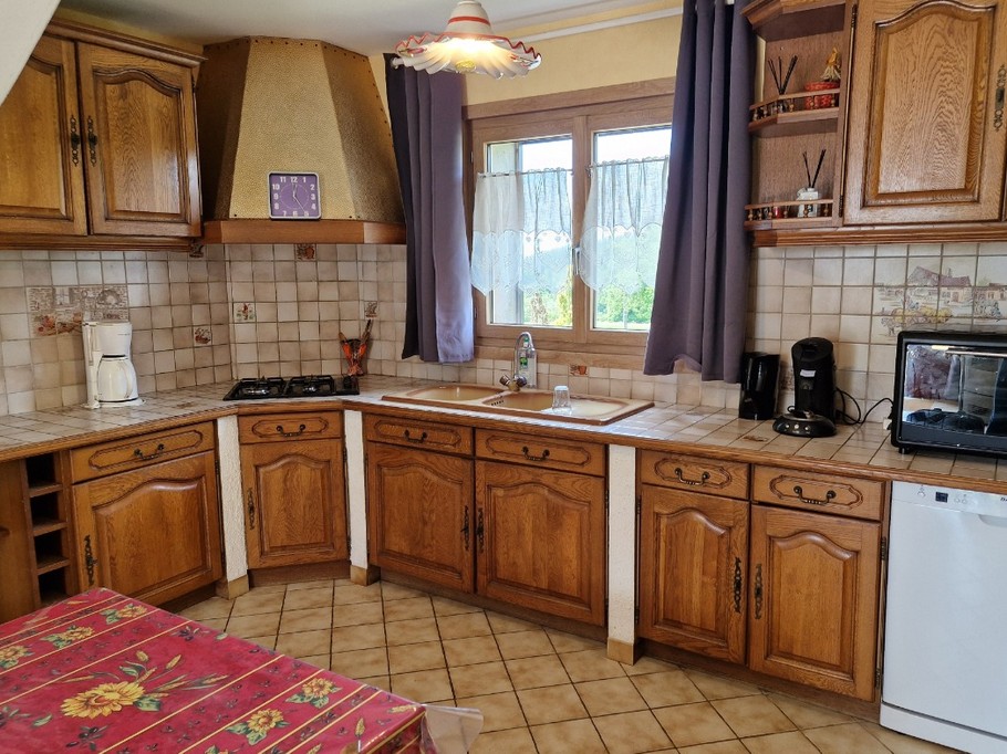Cuisine toute équipée avec table et 6 chaises - Gîte des 4 vents à Girmont - Val d'Ajol dans les Vosges