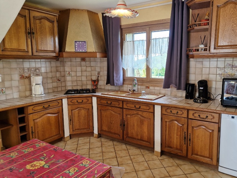 Cuisine toute équipée avec table et 6 chaises - Gîte des 4 vents à Girmont - Val d'Ajol dans les Vosges