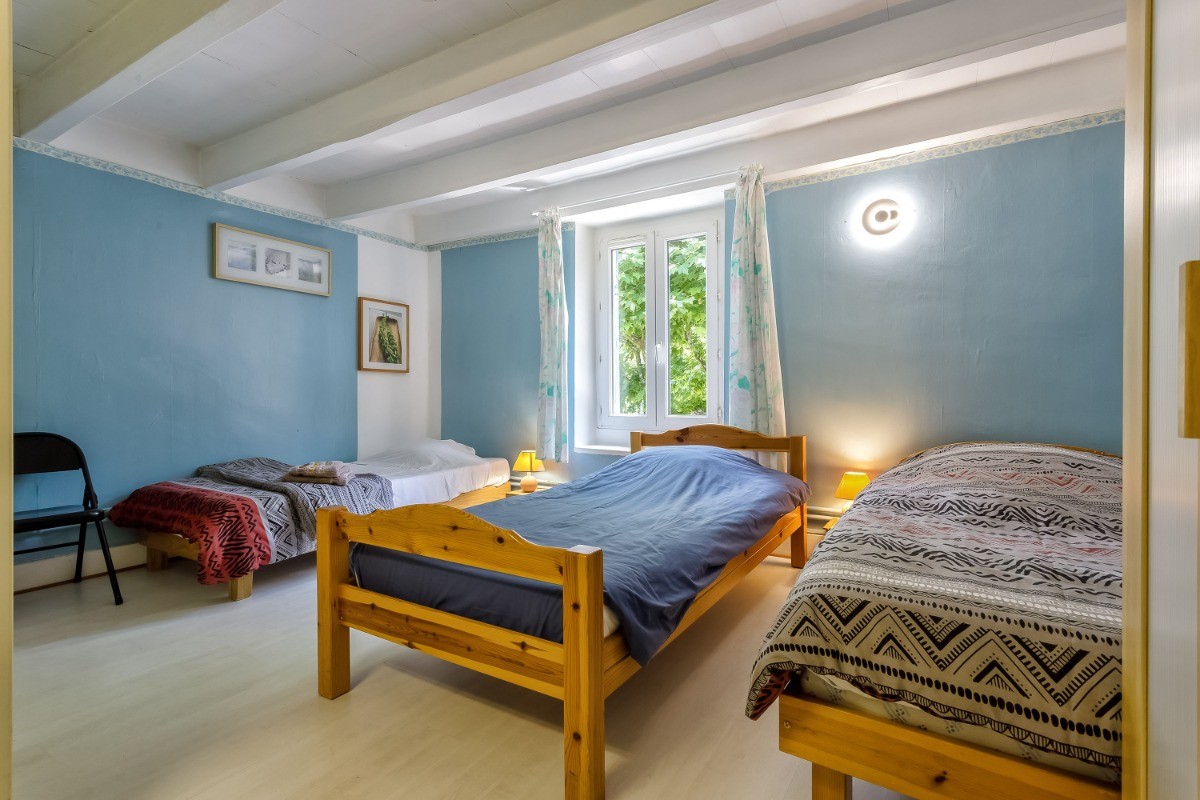 chambre N°8 3 lits simples avec douche et lavabo