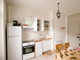 cuisine équipée, avec table pour 4 personnes et 2 rallonges pour aller jusqu'à 6 personnes.