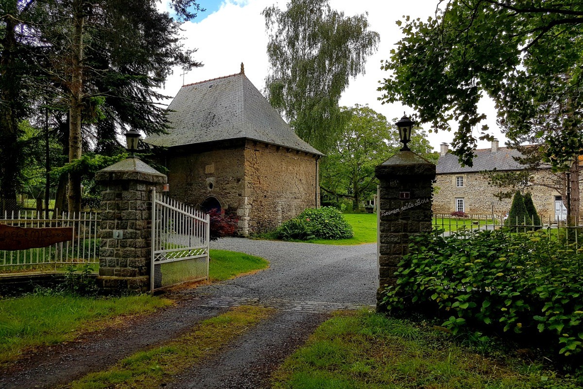 Parc de 6 hectares avec 2 étangs, 1 verger, des animaux. Terrain de pétanque et nombreux jeux pour les enfants (toboggan, maisonnettes, balançoires).  Une chapelle du 17e siècle se trouve à l'entrée du domaine.