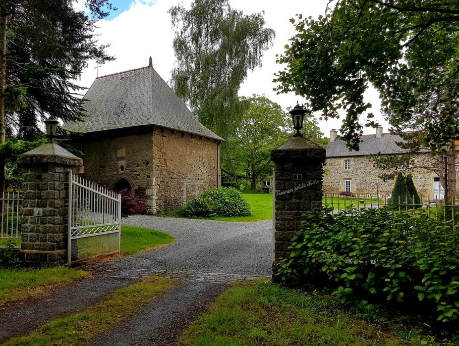 Parc de 6 hectares avec 2 étangs, 1 verger, des animaux. Terrain de pétanque et nombreux jeux pour les enfants (toboggan, maisonnettes, balançoires). Une chapelle du 17e siècle se trouve à l'entrée du domaine.
