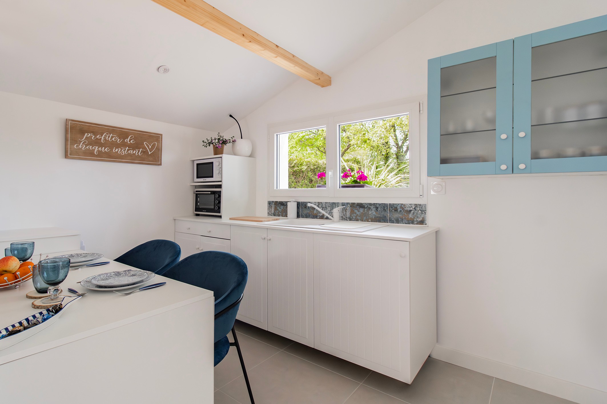 Kitchenette : four, frigo, micro-ondes, bouilloire, senseo, vaisselle, presse agrumes, évier
