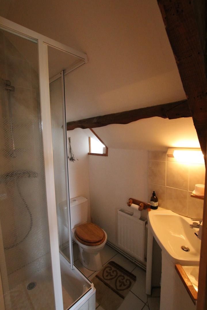 Petite salle d'eau à l'étage