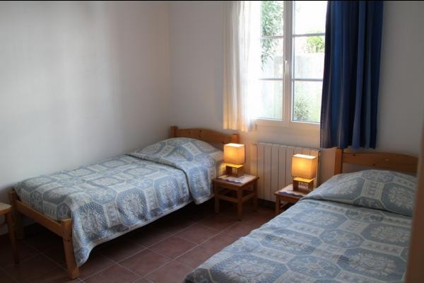 Une chambre avec 2 lits une personne