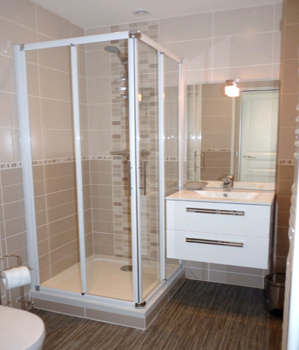 Salle d'eau avec WC.
