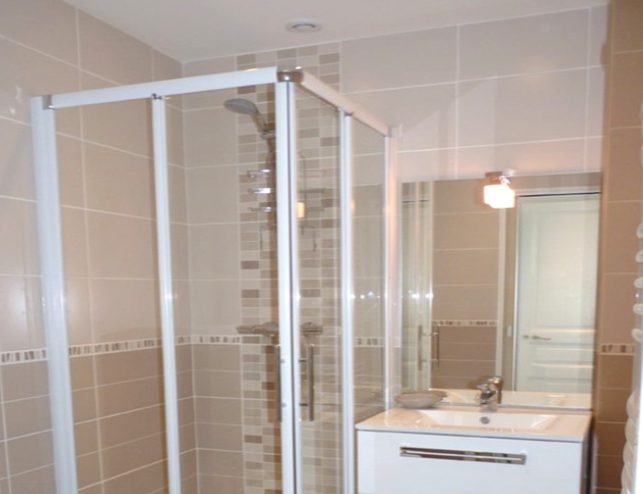 Salle d'eau avec WC.