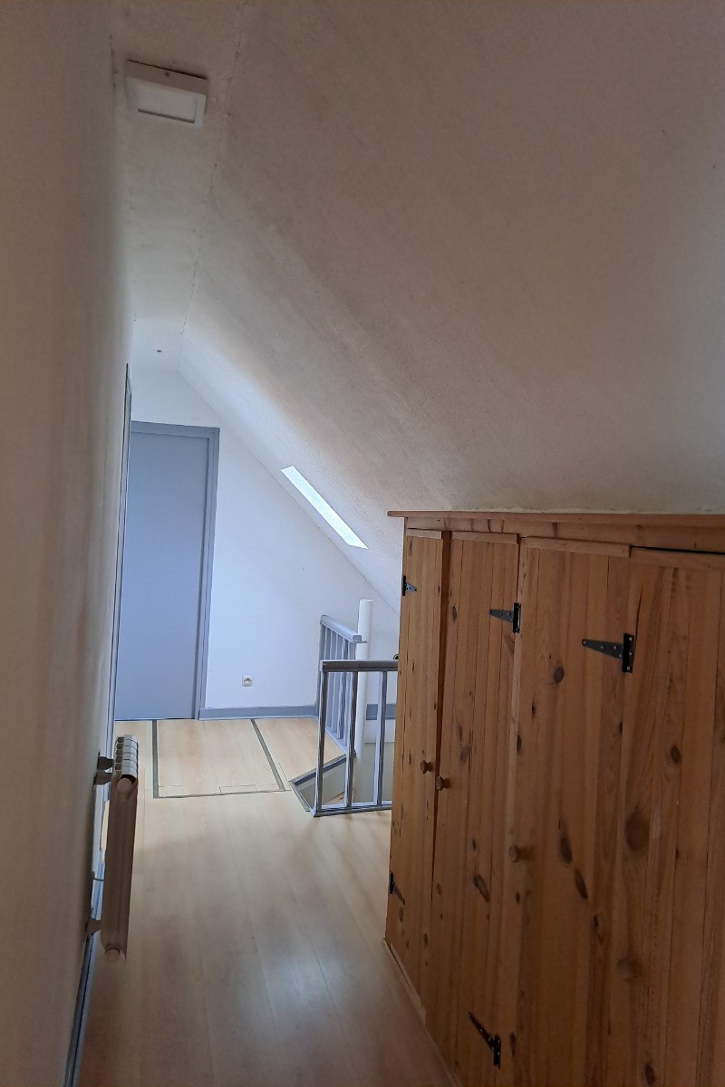 DELCROIX location Clévacances Runan le palier de l'étage desservant les chambres