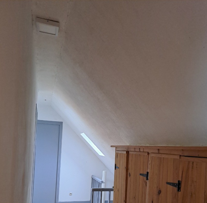 DELCROIX location Clévacances Runan le palier de l'étage desservant les chambres