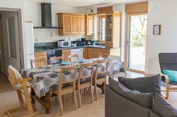 Séjour avec table pour 8-10 personnes