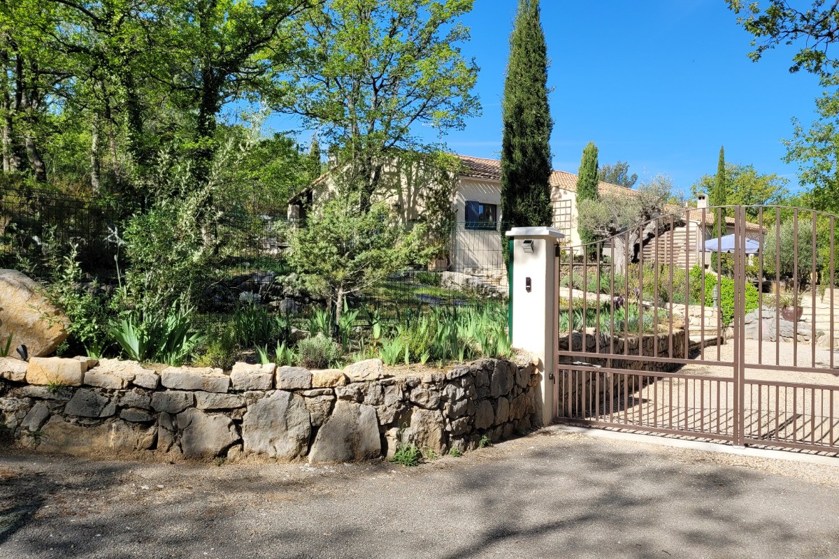 Entrée avec portail sécurisé, Clos de la Chesnaye à Mons (Var, Provence)
