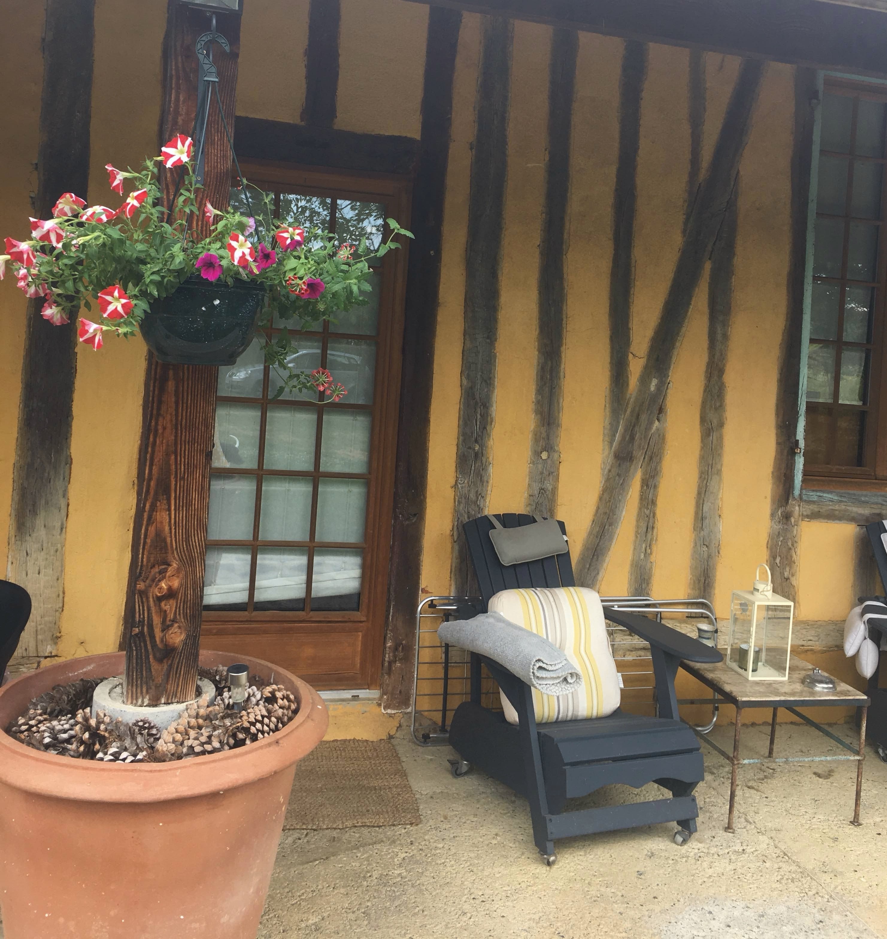 Separate entrance to the Gascogne family room