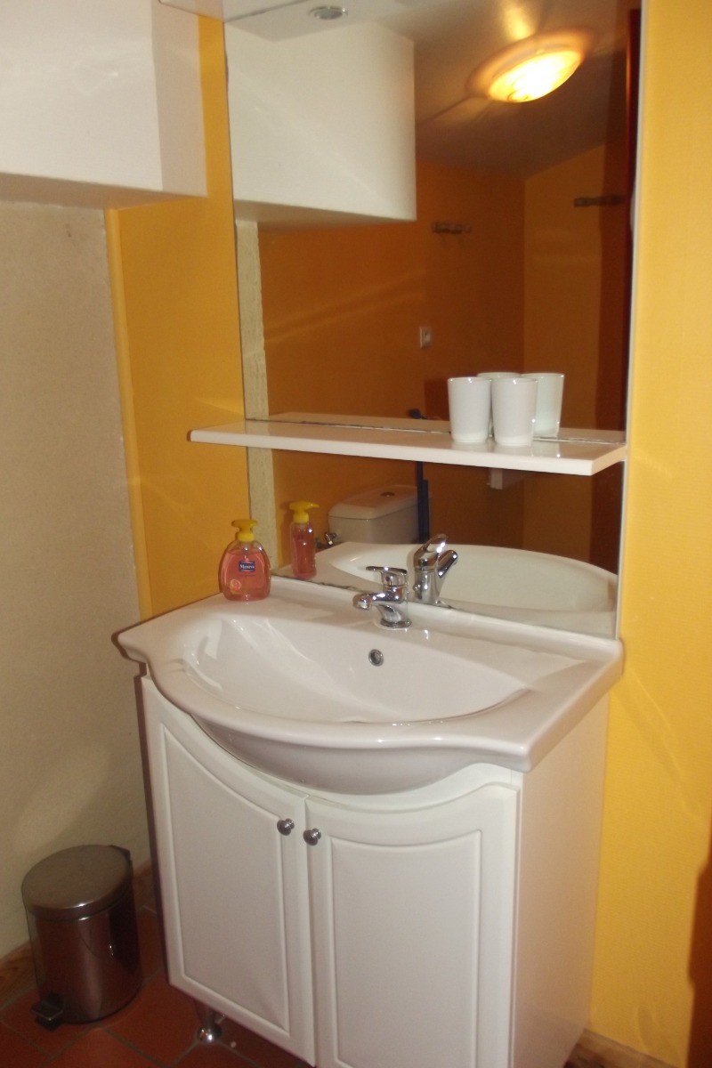 Salle d'eau coin lavabo attenante à la chambre