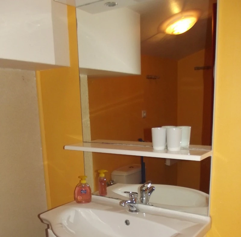 Salle d'eau coin lavabo attenante à la chambre
