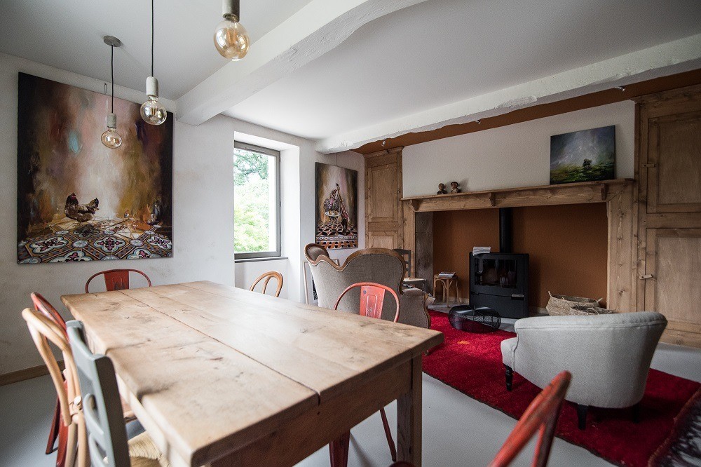 Le grand séjour et l'ancienne cheminée de la ferme