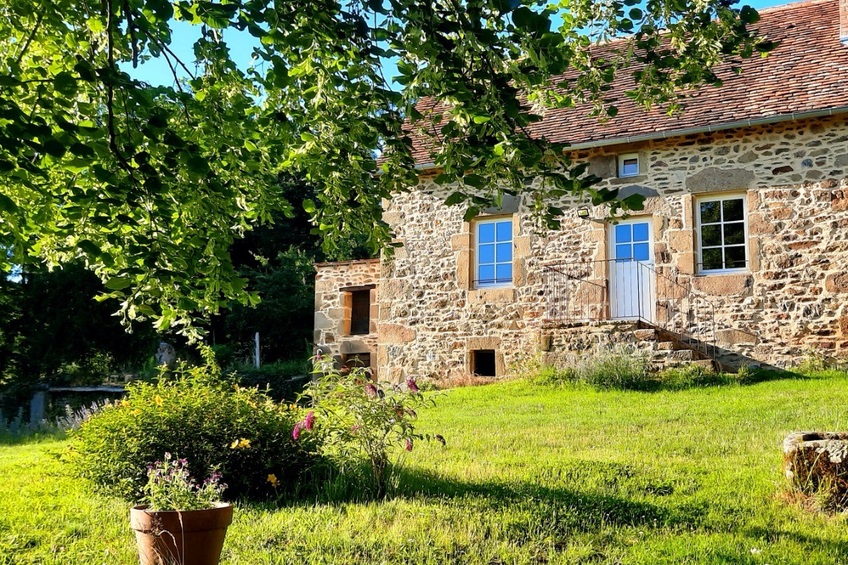 Vue extérieure Gîte LA METAIRIE MAISON LAUDATOSI LOT 46120 Le Bouyssou
