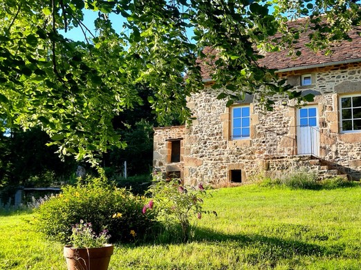 Vue extérieure Gîte LA METAIRIE MAISON LAUDATOSI LOT 46120 Le Bouyssou