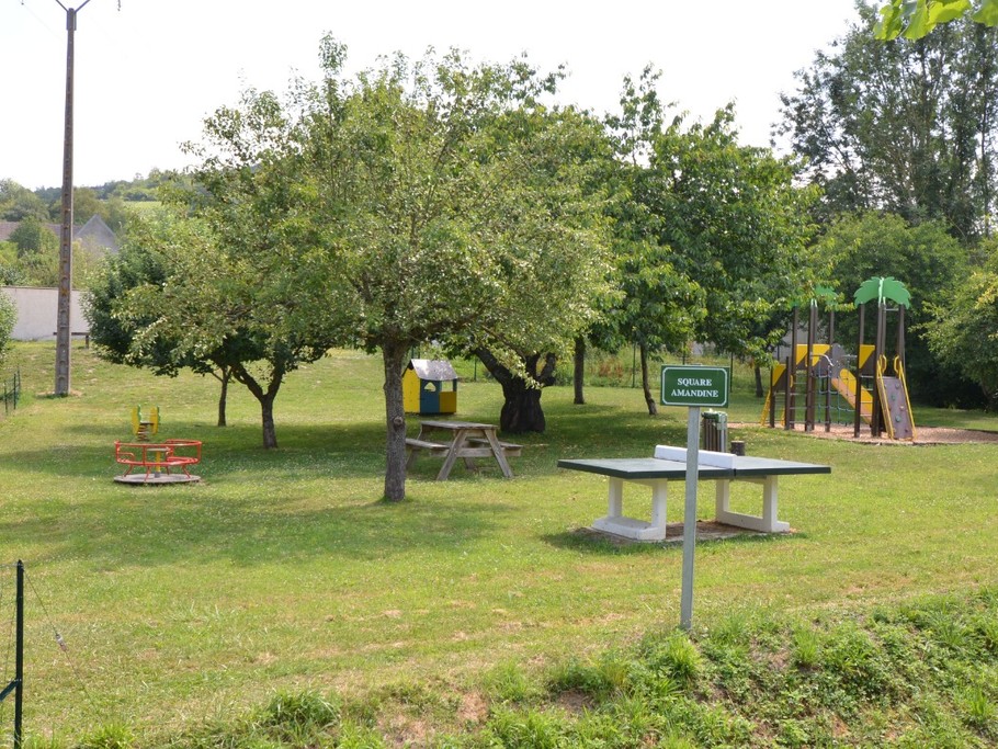 Aire de jeux communale Couthiézy face au Gîte du Lavoir