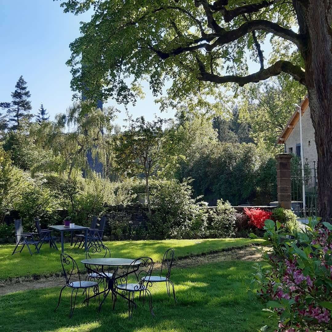Maison "Le Suquet", Pontgibaud, Puy de Dôme : Le jardin à l'avant de la Maison
