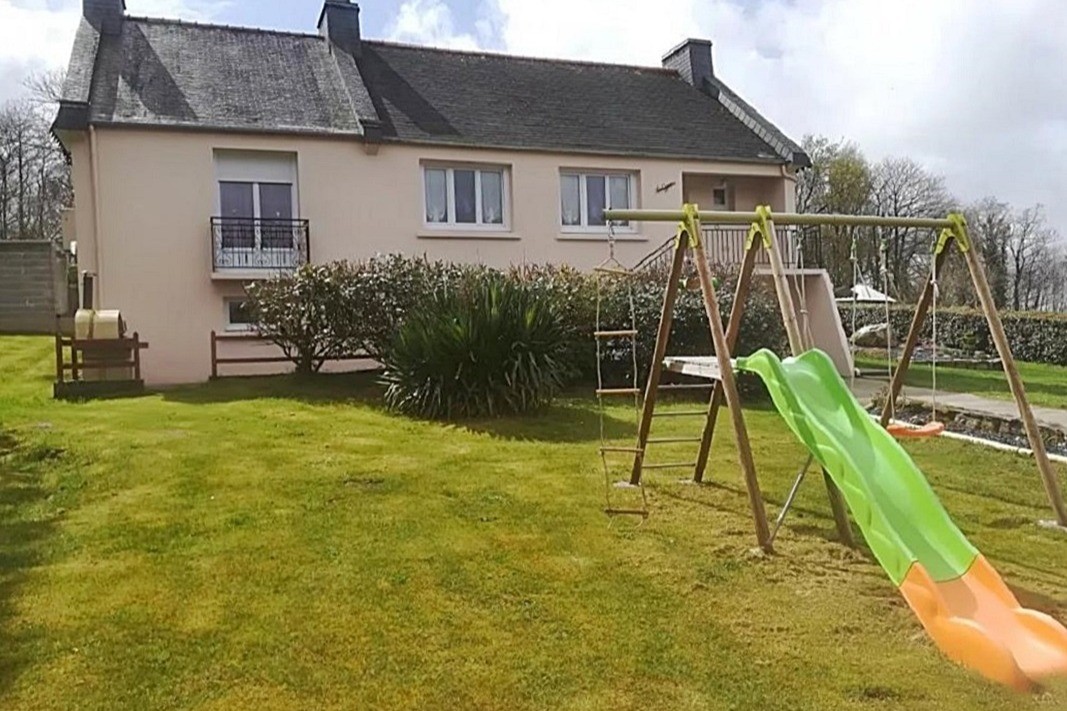 façade la maison avec accès par un escalier