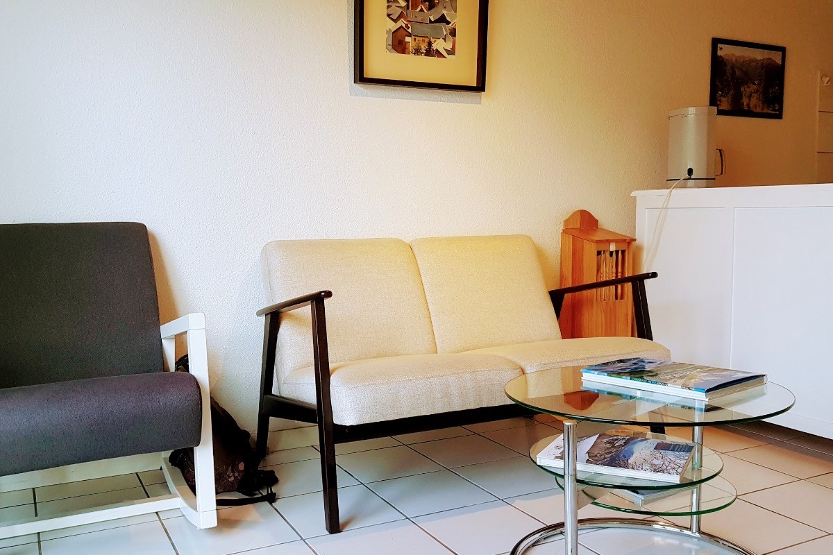 Canapé et table basse devant la TV