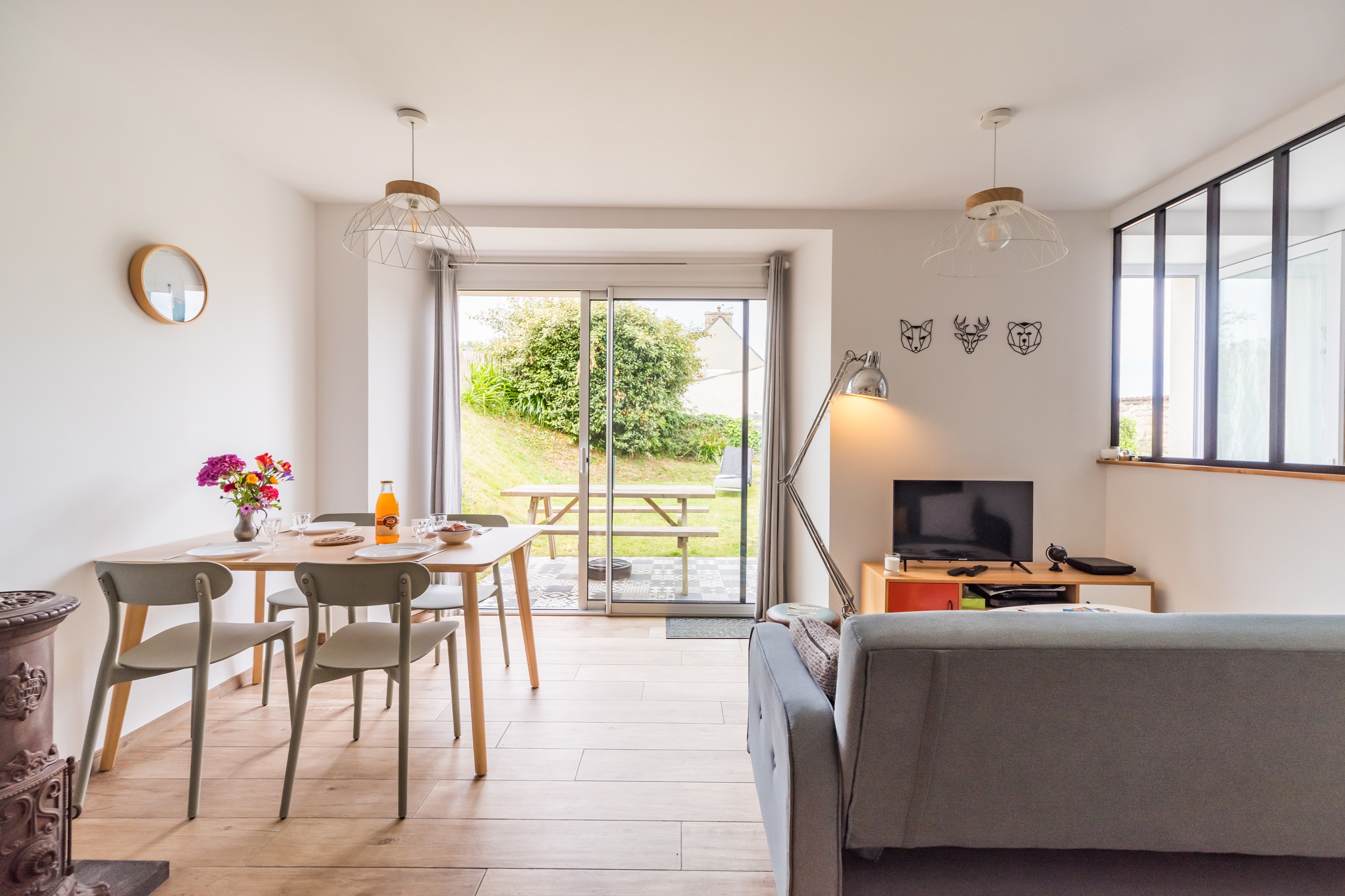 TROADEC holiday rentals in Clévacances, Trévou-Tréguignec and Trestel: ground-floor living room and kitchen