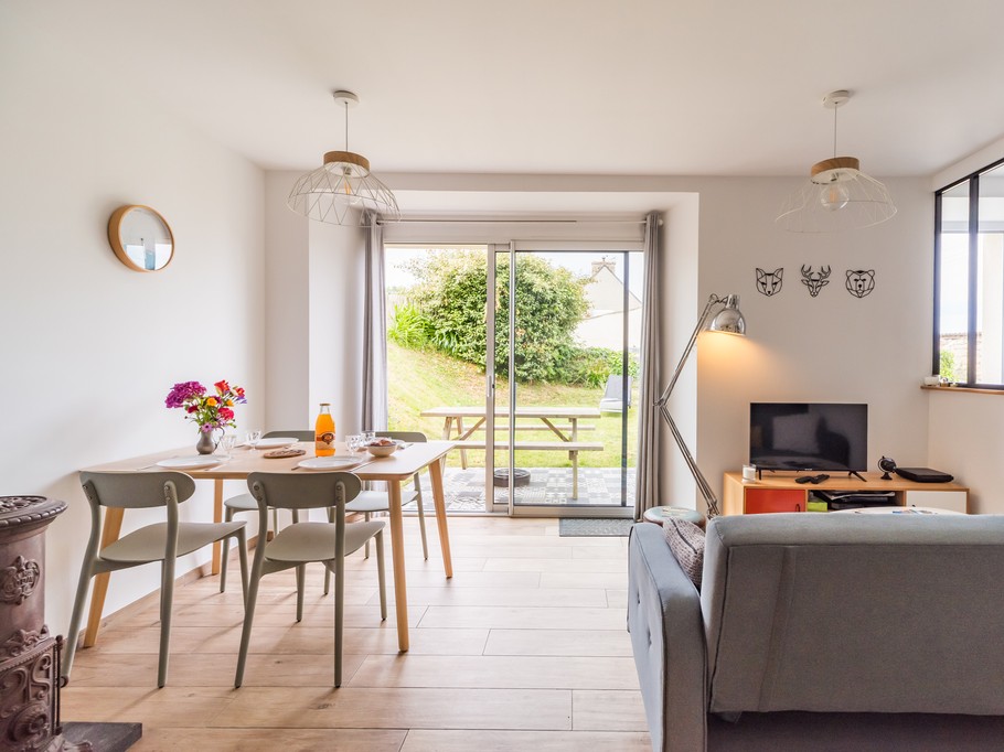 TROADEC holiday rentals in Clévacances, Trévou-Tréguignec and Trestel: ground-floor living room and kitchen
