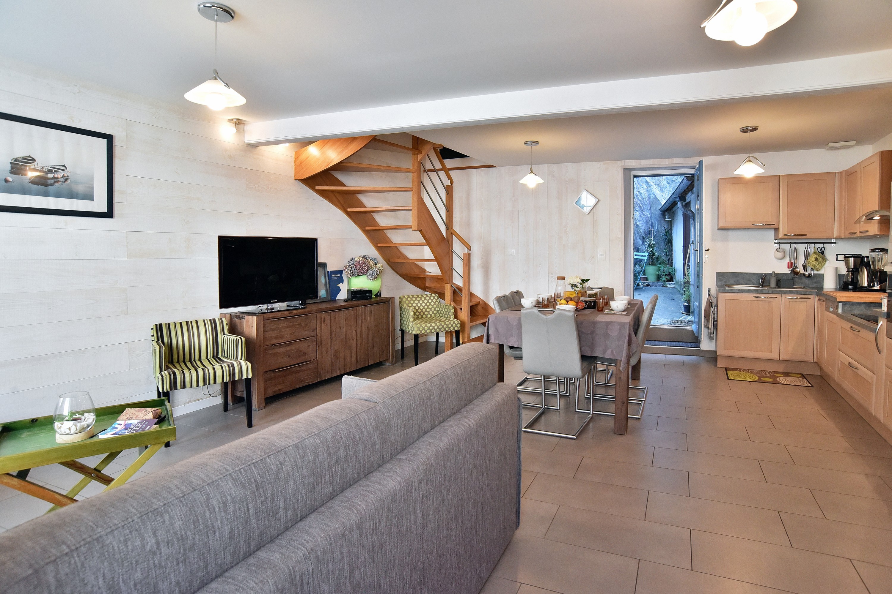 Pièce de vie au RDC avec espaces cuisine toute équipée, salon avec TV et wifi et séjour.