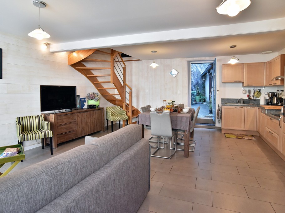 Pièce de vie au RDC avec espaces cuisine toute équipée, salon avec TV et wifi et séjour.