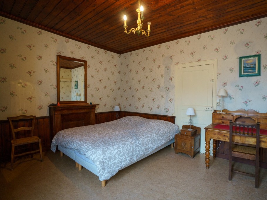 Chambre 1 pour 2 personnes au RDC - 1 lit 180x200 cm ou 2 lits 90x200 cm - Coin bureau et coin détente. Avec salle d'eau et WC privatifs de plain-pied et équipés pour recevoir des PMR.