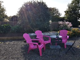 Petit salon de jardin dans la cour.
Crédits photo : Clévacances Ille-et-Vilaine