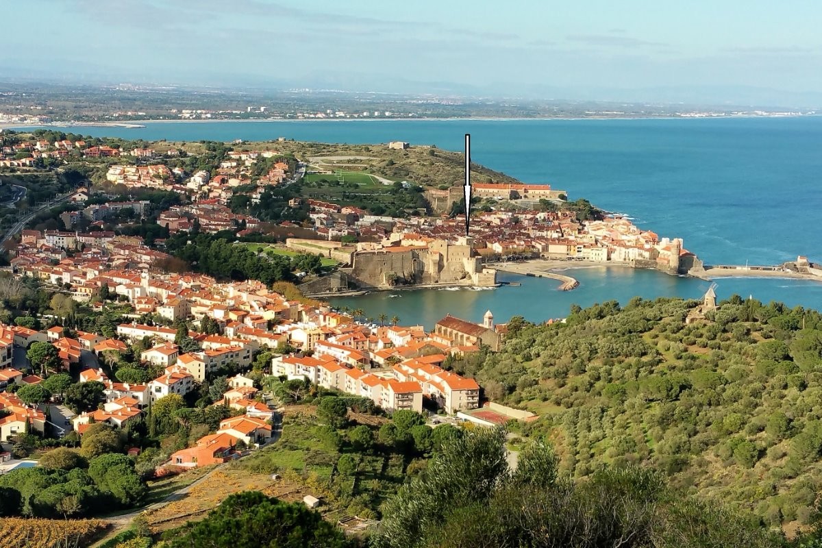 Location 100 m from the beach