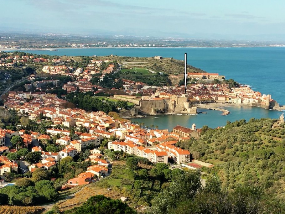 Location 100 m from the beach