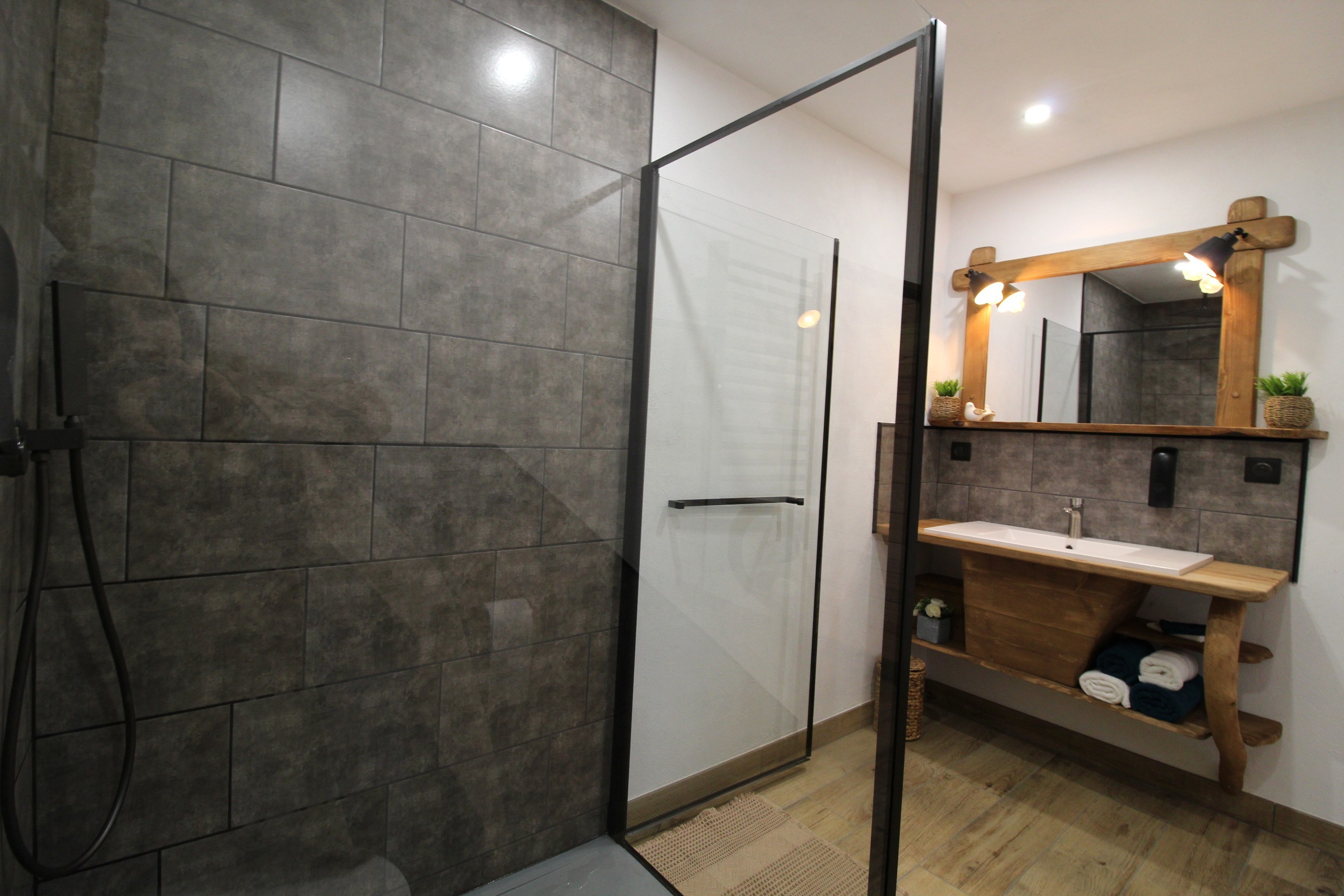 Salle d'eau et WC, communicante depuis la chambre - Chambre d’hôtes La Pimprenelle : repos et nature – Vosges