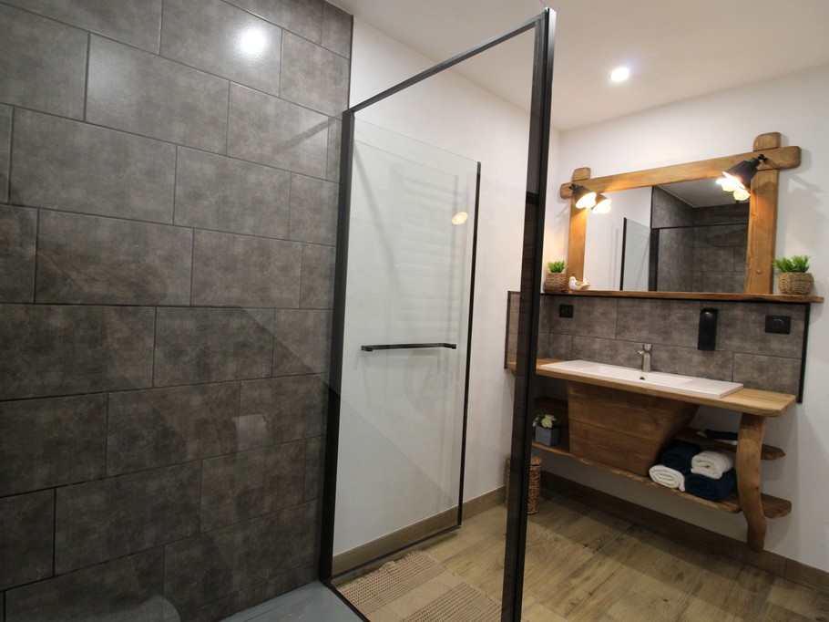 Salle d'eau et WC, communicante depuis la chambre - Chambre d’hôtes La Pimprenelle : repos et nature – Vosges