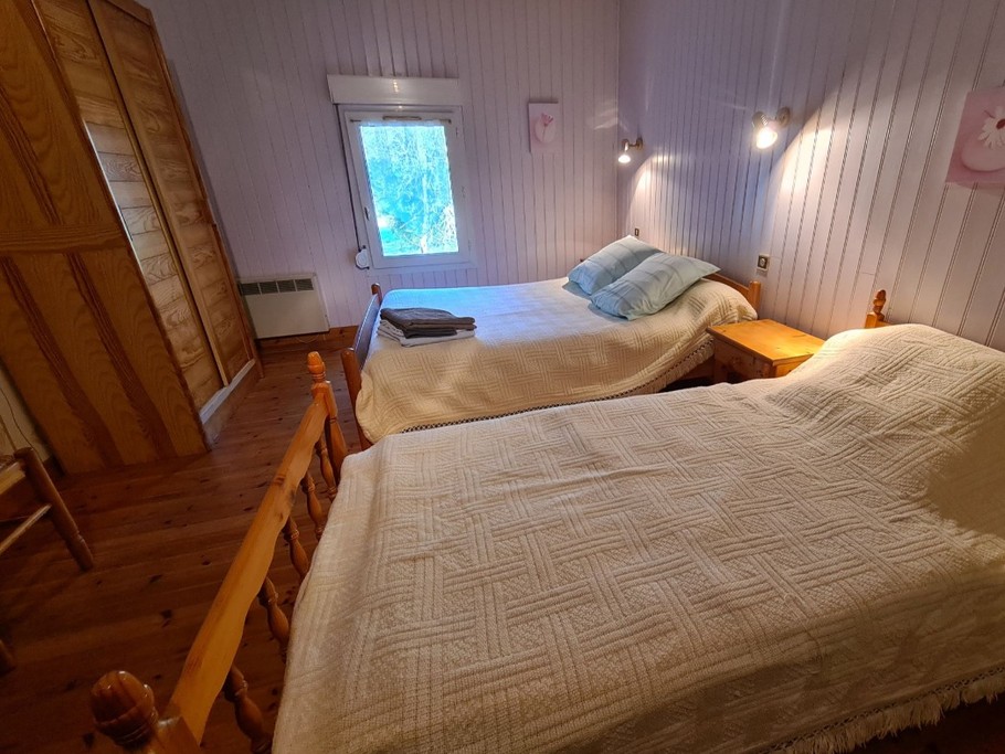 Chambre pour 3 personnes Le Logis des Granges, avec sa salle d'eau individuelle près de Surgères en Charente maritime
