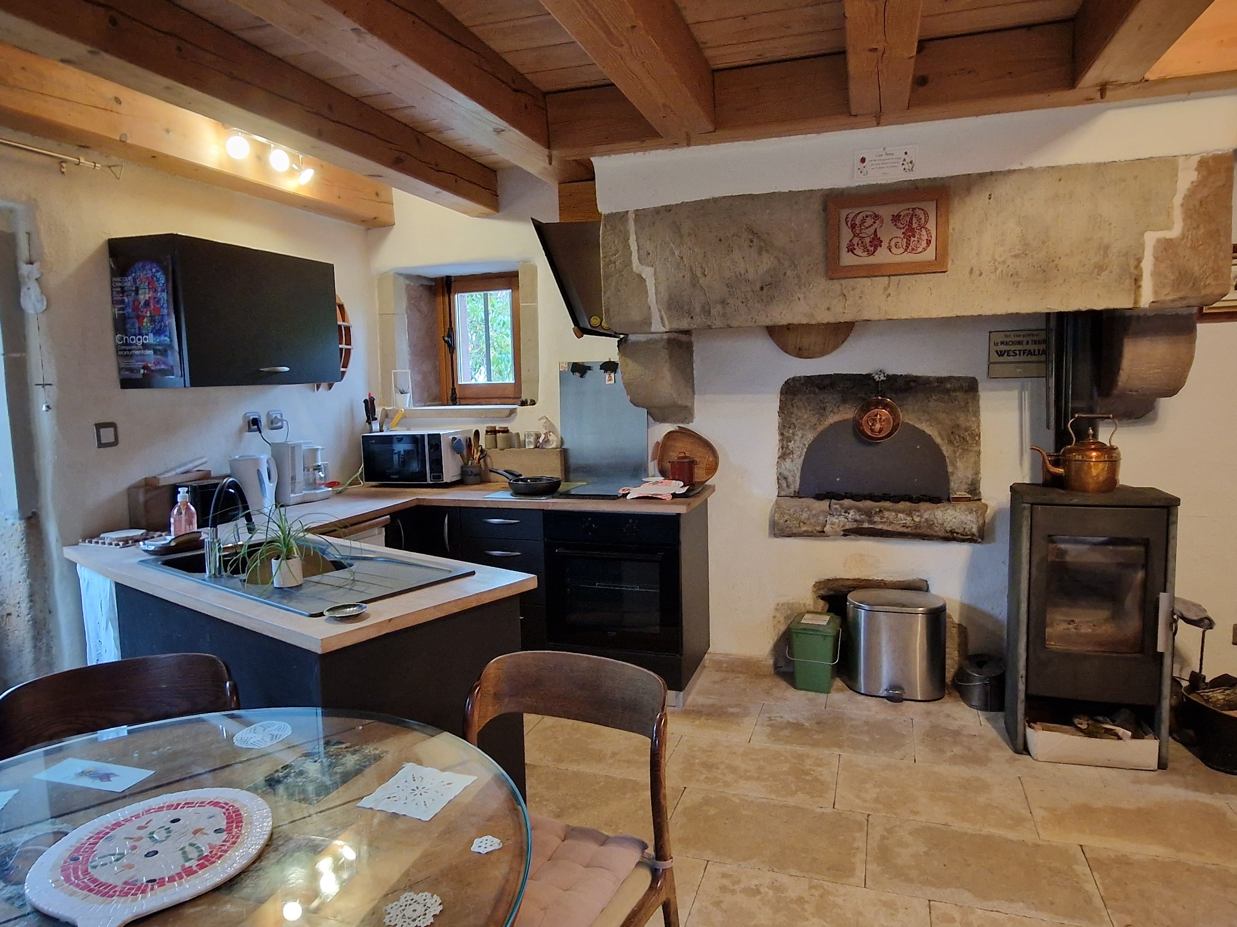 Kitchen opening onto living room - Gite de la Cabiole
