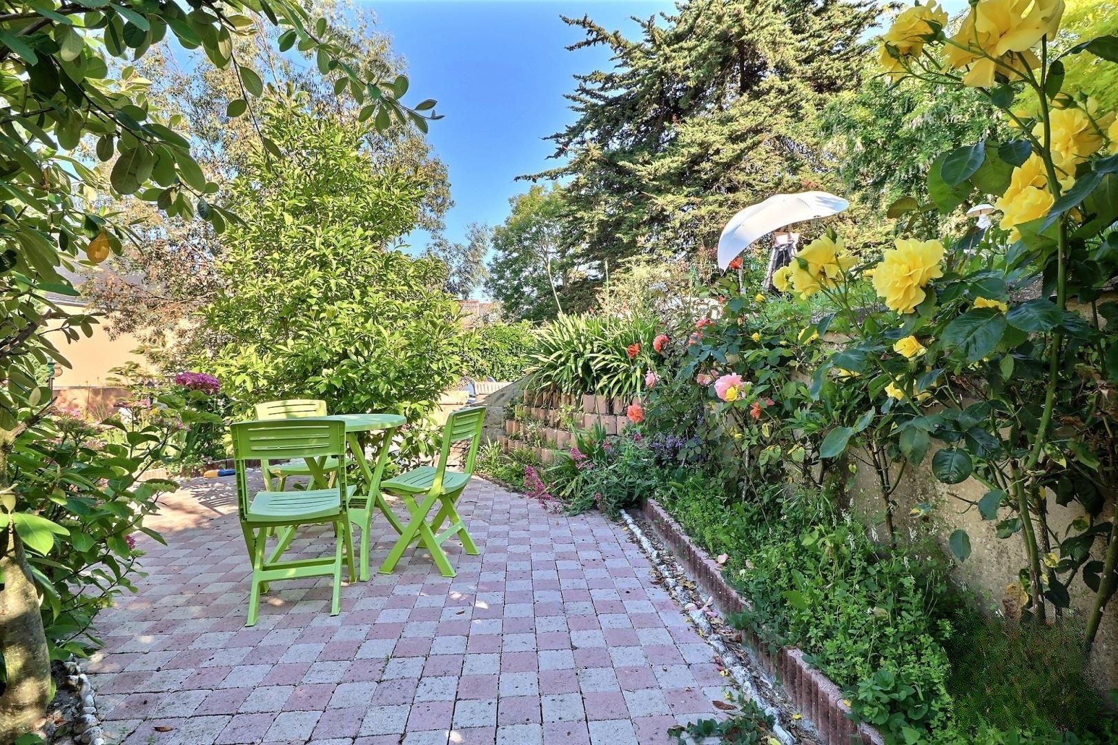 Terrasse dans le jardin commun aux 2 locations