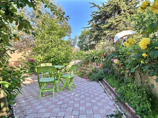 Terrasse dans le jardin commun aux 2 locations