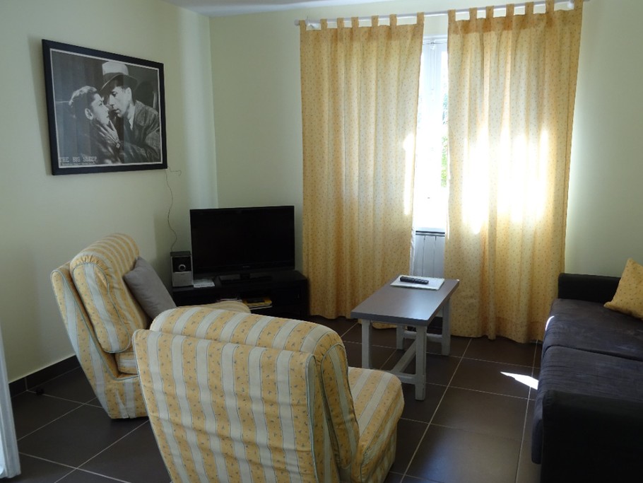 le salon avec canapé rapido 140 couchage d'appoint