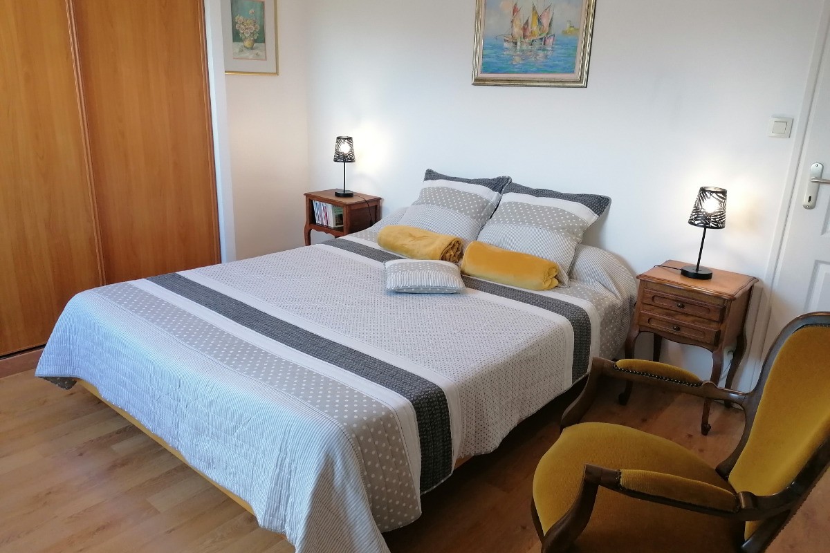 ROZAVEL: A l'étage, grande chambre avec un lit de 2 personnes en 160 X 200.