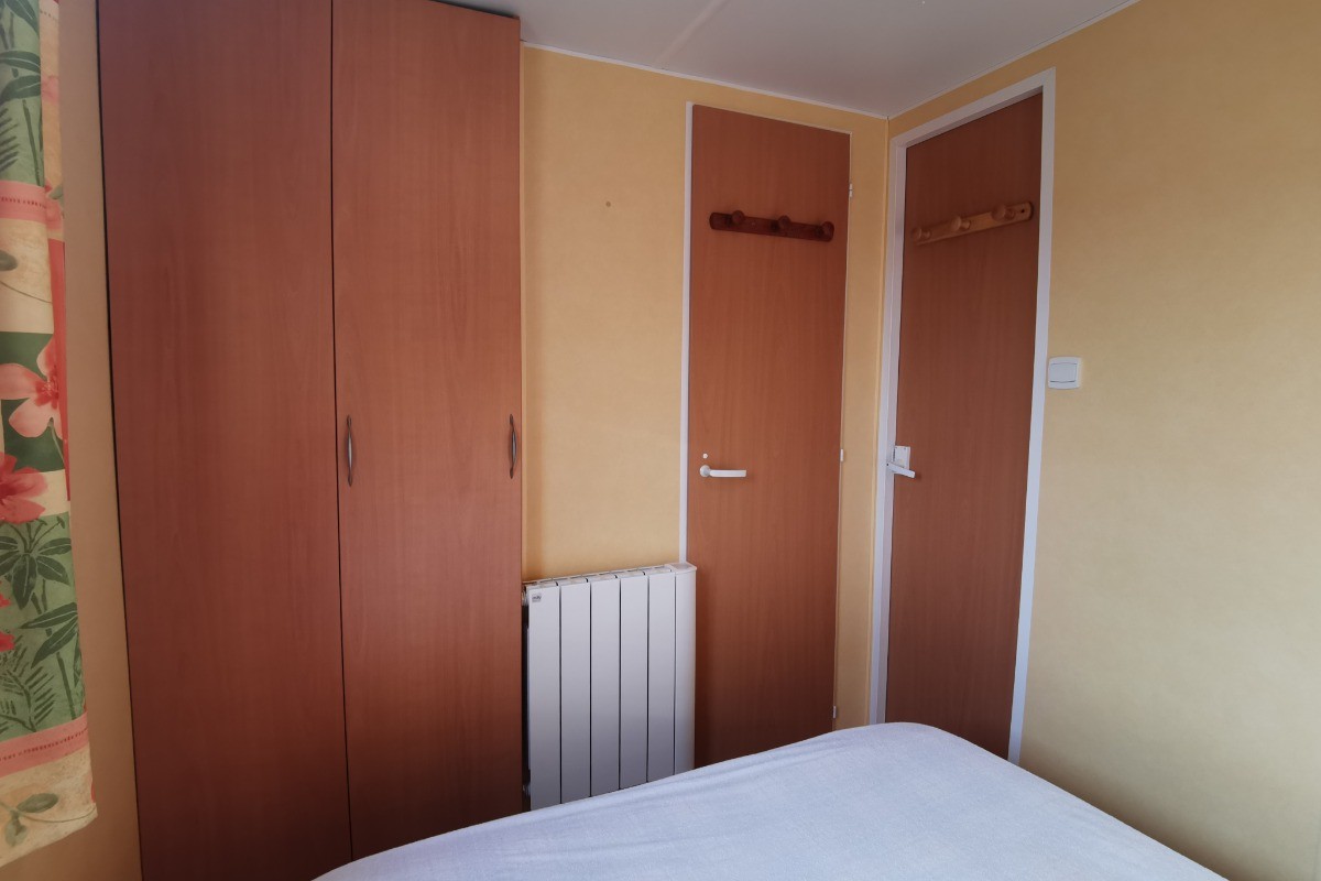 Chambre 1 avec un placard penderie