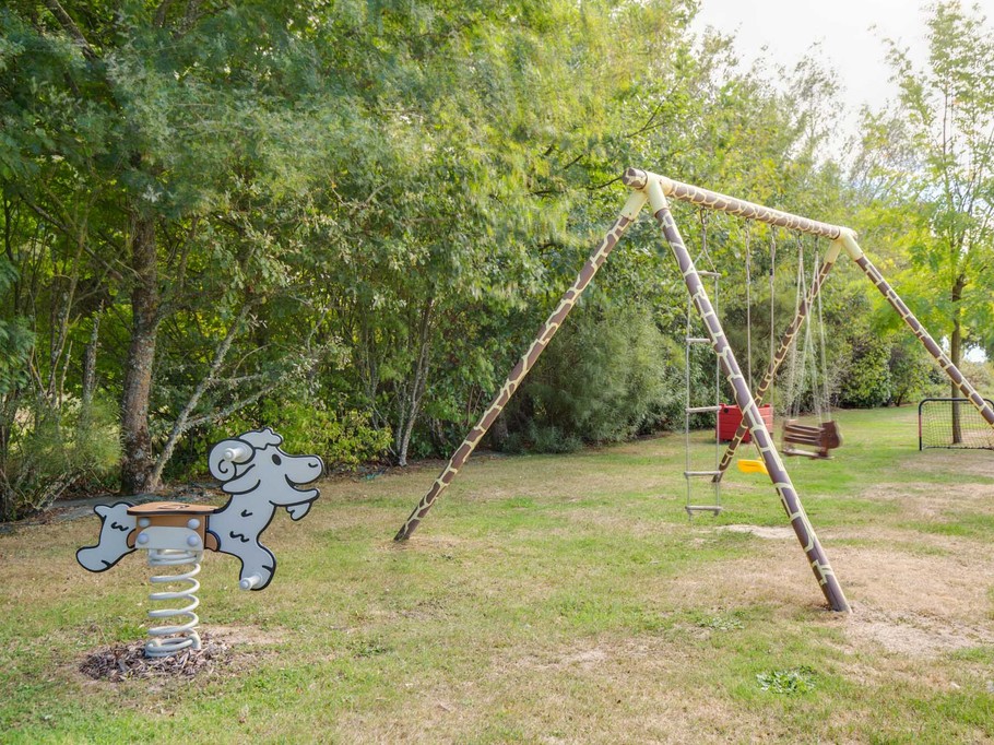 Parc de loisirs avec terrain de pétanque, terrain de volley, balançoire, jeu sur ressort, table de ping pong...