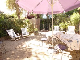 Jardin.Vue de la porte d'entrée.