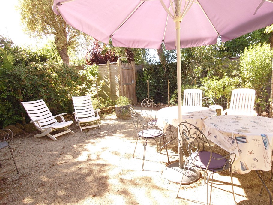 Jardin.Vue de la porte d'entrée.