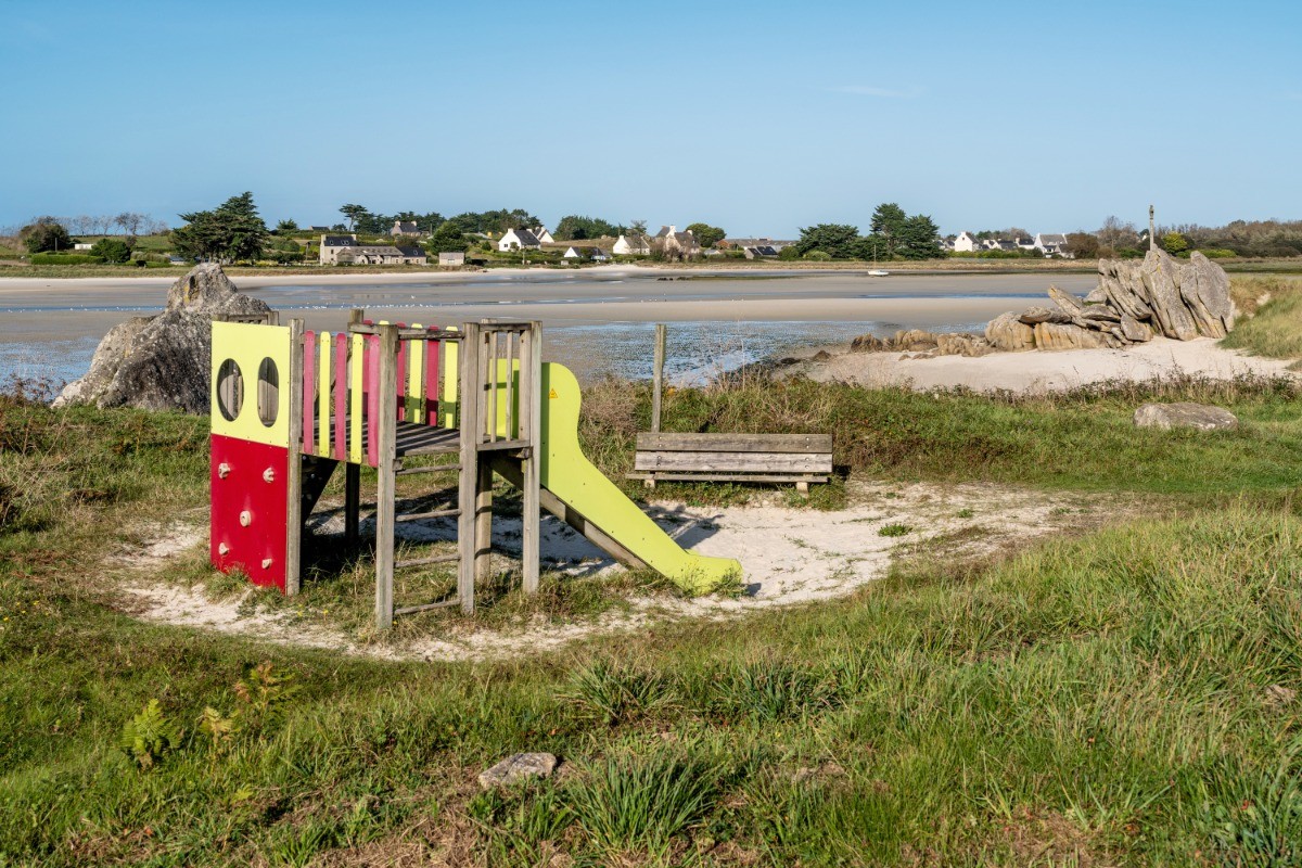 Aire de jeux pour enfants au bord de la plage